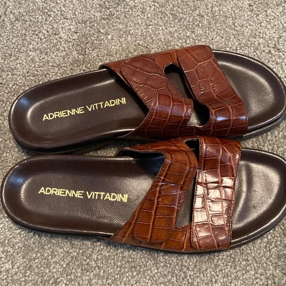 Adrienne Vittadini Crocodile Pattern Brown Slides - Picture 1 of 5
